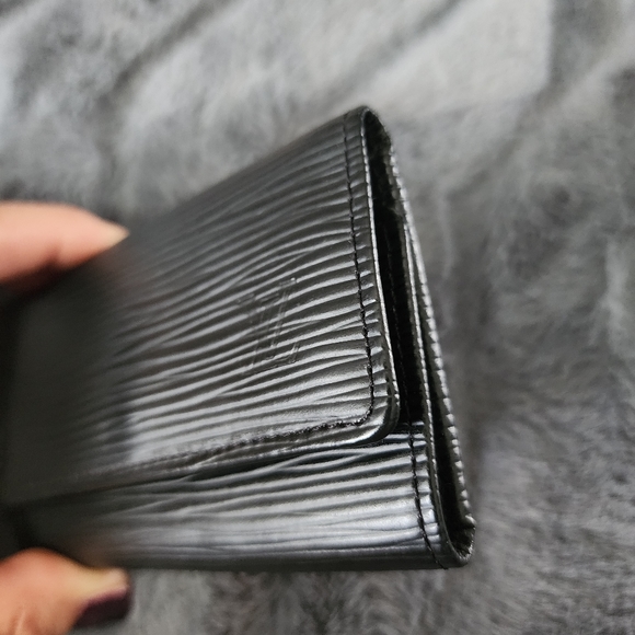 Louis Vuitton Black Epi 6 Key Holder / Key Case - Picture 8 of 12